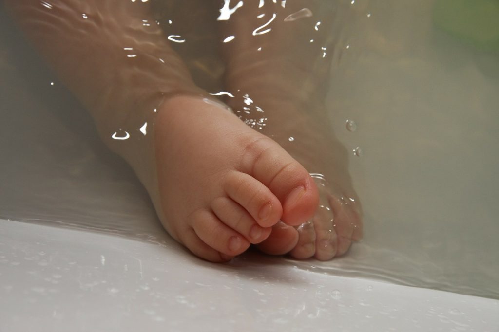 Baby Feet Baby Feet Bathing Water - amyelizabethquinn / Pixabay