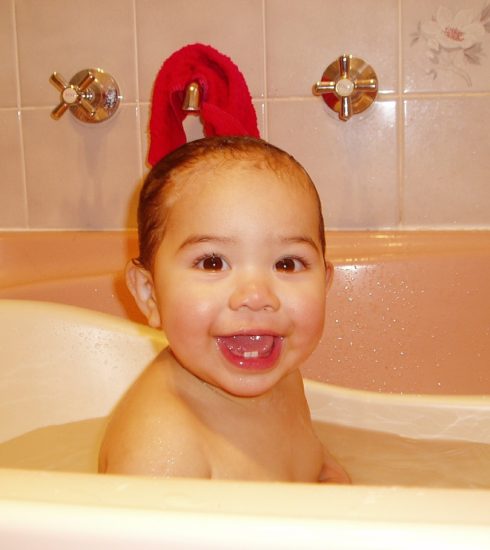 Toddler Bathing Baby Cute Happy  - boof623 / Pixabay