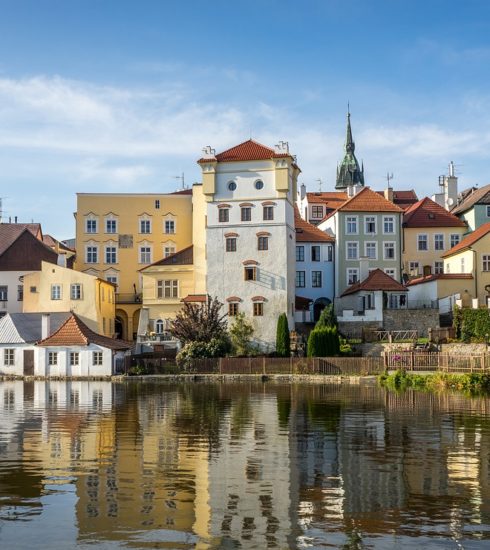 Czech Republic Building Lake  - LNLNLN / Pixabay