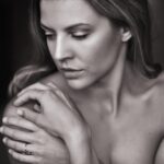 pretty woman portrait hands pretty 2165718