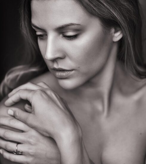 pretty woman portrait hands pretty 2165718