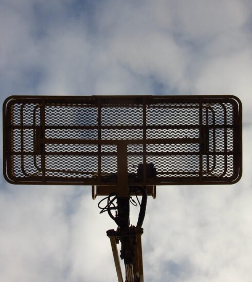 lifting platform high above machine 1322917